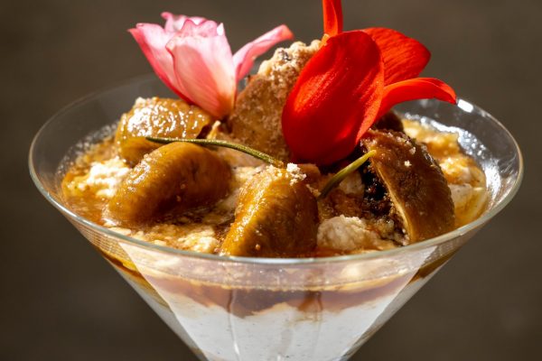Europa, Kroatien, Istrien. Kastav: Dessert, Feigen in dalmatinischen Suesswein gekocht mit Zimt und Macarponecreme, Chefkoch David Čilić, Hotel und Restaurant KUKURIKU.

Engl: Europe, Balkan, Croatia, Istria, KASTAV:  Chef David Čilić, Hotel KUKURIKU